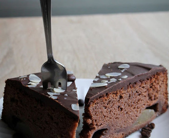 Ciasto czekoladowe z gotowaną gruszką