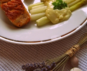 Grilovaný losos s bielou špargľou a omáčkou Mornay