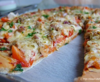 Pizza met gekruide kip en groenten