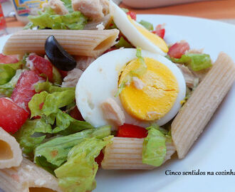 Salada fria de massa integral com alface, tomate, atum e ovo
