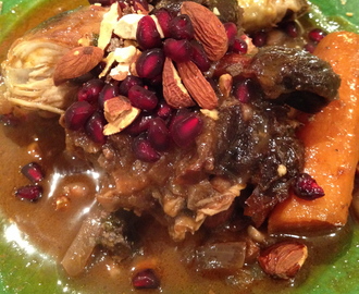 Tagine of chicken with pomegranate and prunes