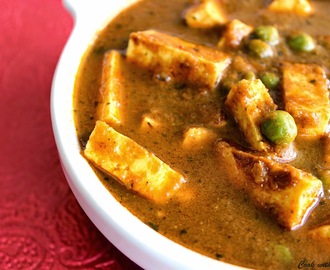 Matar Paneer (Cottage cheese with peas in spicy gravy)
