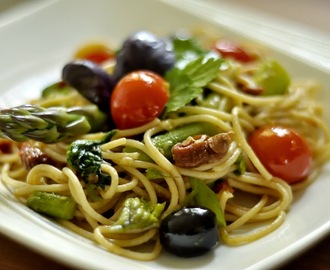 Celozrnné špagety so špenátom, paradajkami, špargľou a olivami
