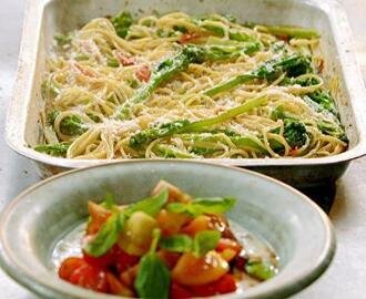 Espaguete italiano servido com salada de tomate cremosa