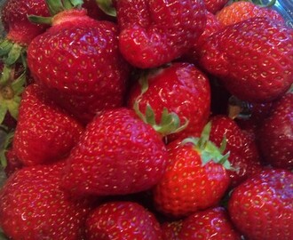 Sallad på ruccola och jordgubbar!