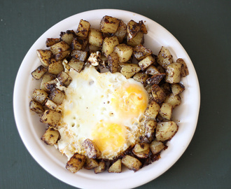 Batatas ao molho masala e ovos fritos / Masala potatoes and fried eggs