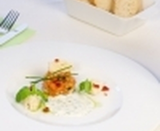 RECEPT: Tartar z lososa s feniklom s kôprovo-smotanovým dresingom a domácim pečivom z ryžového nápoja