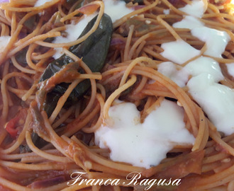 Spaghetti integrali con peperoncini friggitelli, sughetto di pomodoro e mozzarella filante