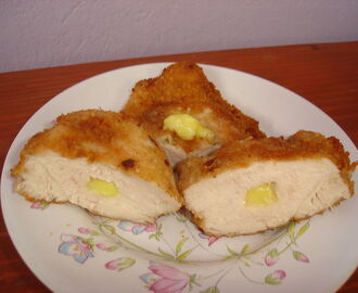 Pierś z kurczaka nadziewana żółtym serem.[D]