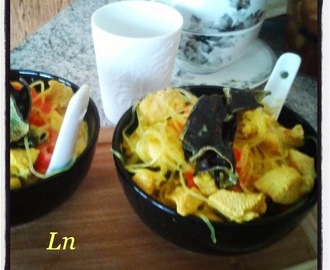 Soupe de poulet au curry aux champignons noirs et vermicelles de riz