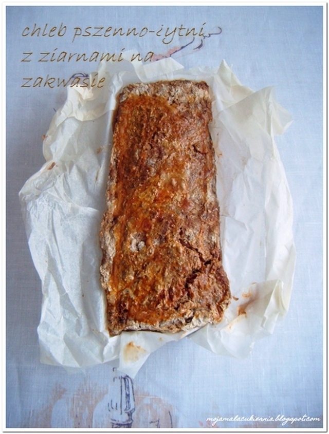 Chleb pszenno-żytni z ziarnami słonecznika i dyni na zakwasie