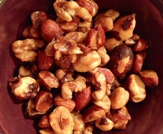Karamelliserad päronsallad med kryddade nötter