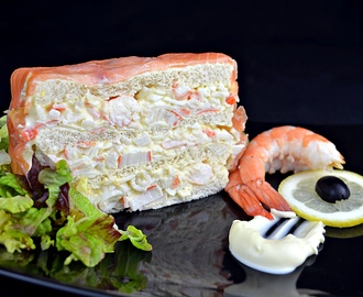 Pastel de marisco y salmón ahumado con pan de molde