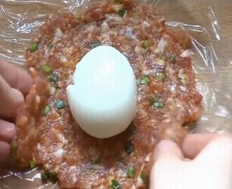 Obraz: Ugotowała jajko, obtoczyła je mięsem mielonym i zawinęła w folię ...