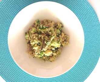 Salaatti kvinoasta, parsasta ja avokadosta