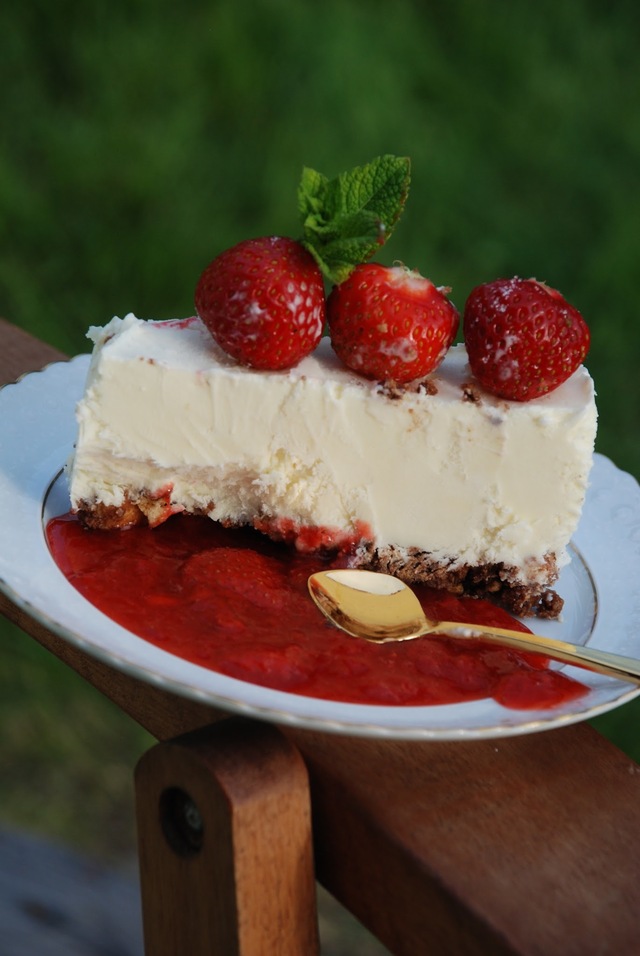 Cheesecake med vit chokladglass och jordgubbssirap
