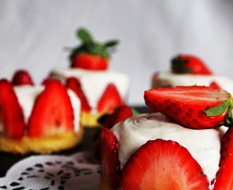 Topfenmoussetörtchen mit Erdbeeren, ein leichtes Dessert für den Valentinstag