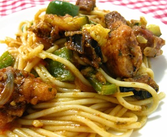 Spaghetti com berinjela, abobrinha italiana, pimentão e frango
