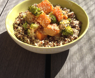 Quinoa met zoete aardappelen en broccoli