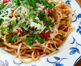 Gudomlig pasta i tomatsås x 2