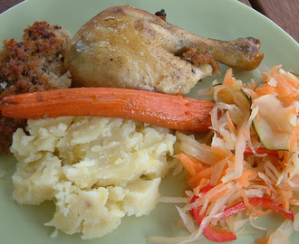 Töltött csirke krumplipürével, vegyes vágott savanyúsággal (tej és tojásmentes)