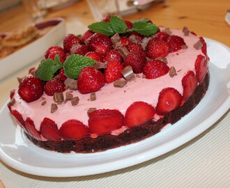 Födelsedagsfika och jordgubbsmoussetårta på kladdkakebotten!