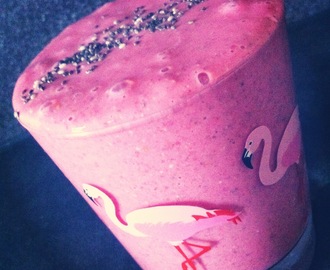 SUNDAY SMOOTHIES: Pink breakfast smoothie! #oats #raspberry #chia
