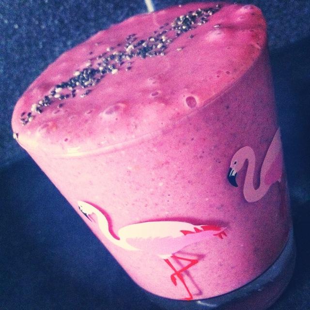 SUNDAY SMOOTHIES: Pink breakfast smoothie! #oats #raspberry #chia