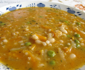 Vegánska fazuľová polievka s krúpami