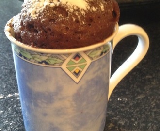 Mug cake of brownie in een mok