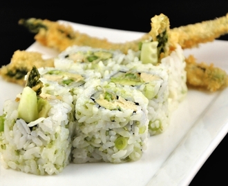 Vega sushi: Urumaki met komkommer, Japanse omelet, avocado en groene asperges