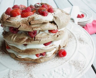Chocolade meringue taart met aardbeien en frambozen