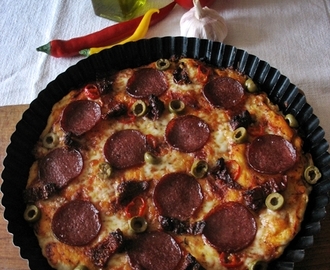 Pizza z mozzarellą, salami i suszonymi pomidorami