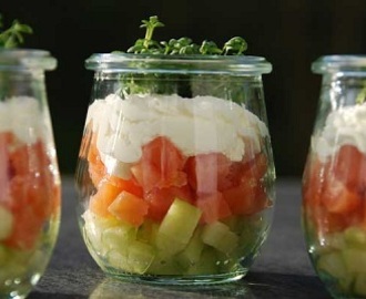 Gerookte zalm met komkommer en waterkers