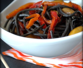 Espaguetis al nero di sepia con verduritas y champiñones
