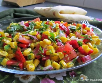 Baharatlı mısır salatası (Turkse maissalade met groene kruiden)