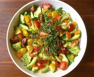 salade met quinoa, witte bonen en avocado