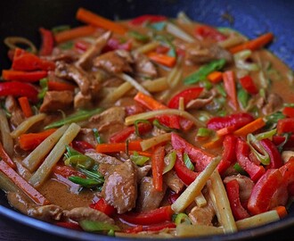 Schnelles Thai - Curry mit Huhn, Paprika und feiner Erdnussnote