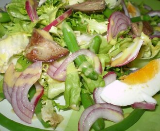 Zöldbab saláta csirkemájjal és pácolt lilahagymával