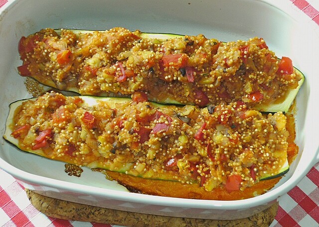 Vegetarisch gefüllte Zucchini mit Quinoa und Ahornsirup