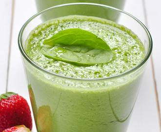 Spinach and Strawberry Smoothie with Protein Powder