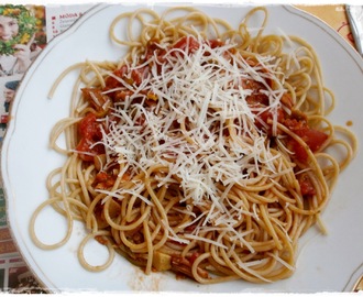 Špagety s tuniakovo-paradajkovou omáčkou / Spaghetti con tonno e pomodorini