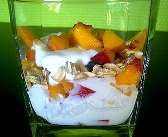 Ontbijt yoghurt met nectarine