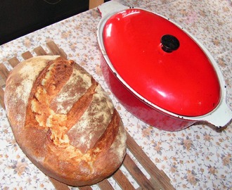 Krumplis kenyér öntöttvas edénybe sütve