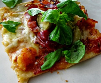 Prosciutto oliivi- ja chorizo kirsikkatomaatti pizza