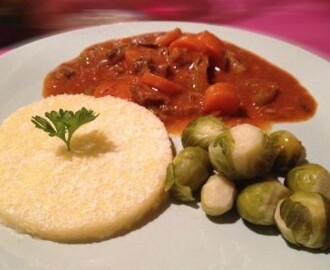 Italiaans stoofpotje ´Spezzatino´ met Polenta & mini Spruitjes