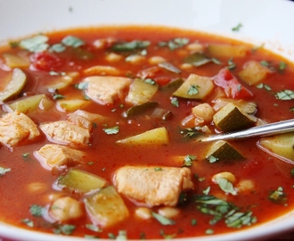 Mediterrane soep met freekeh, groenten, kip en koriander