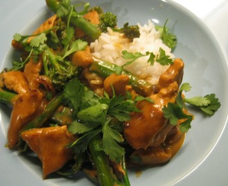 Rode curry met kip en bimi  op z’n Thais (2 personen)