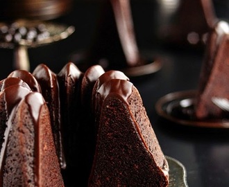 Chocolade espresso bundt cupcakes met donkere chocolade kaneel glazuur