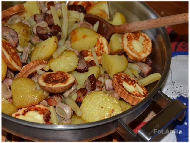 Bób z pieczonymi ziemniakami, oscypkiem i kiełbasą